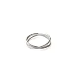 Anillo doble de acero quirúrgico color plateado, con una hilera de circonitas engarzadas en uno de los aros.