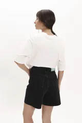 T-shirt de manga corta, color verde oliva o caqui, con cuello redondo y corte holgado.