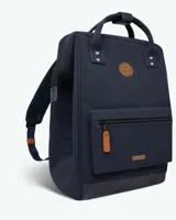 Mochila Cabaia modelo Adventurer Zurich, color azul marino con detalles en cuero sintético color suela. Cuenta con un compartimento principal con cierre, bolsillo frontal con cierre, asas superiores y correas ajustables.