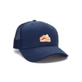 Gorro azul marino tipo trucker con visera curva y paneles traseros de malla. Presenta un parche bordado con un paisaje de montañas y sol.