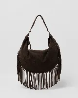 Cartera tipo hobo de gran tamaño en color negro, confeccionada en gamuza con diseño de flecos largos en los laterales y base. Presenta un asa superior trenzada con detalles artesanales y cierre superior para mayor seguridad.