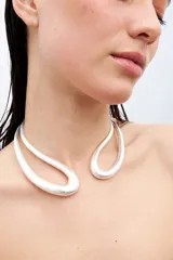 Collar rígido choker plateado de diseño abierto y orgánico, perteneciente a la colección cápsula Symphorine x Vic Saravia.