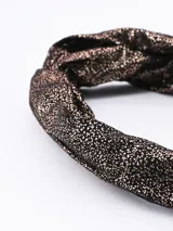 Vincha de tela negra con textura acanalada y diseño de nudo frontal, con banda elástica en la parte posterior.