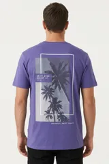 Remera de manga corta color blanco, confeccionada en 100% algodón, con pequeño estampado de texto en el pecho.