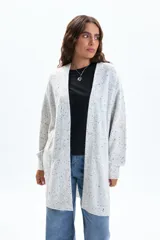Saco largo abierto, sin botones, confeccionado en tejido de punto color gris claro con efecto jaspeado. Presenta mangas largas con puños acanalados y un corte recto y holgado.