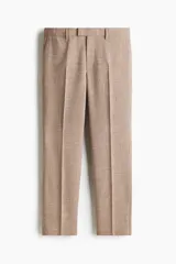 Pantalón de traje de corte estándar con pliegues frontales, bolsillos laterales y bolsillos traseros ribeteados con botón. Presenta cierre frontal con pretina prolongada, botón oculto y corchete.