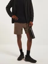 Bermuda deportiva color marrón, con corte recto, bolsillos laterales y cintura elástica.
