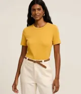 Blusa básica ajustada en rib de algodón, de manga corta y cuello redondo, color mostaza.