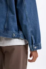 Campera de jean azul claro con bolsillos frontales con solapa y botones metálicos.