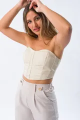 Top strapless color beige con ballenas verticales.