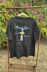 Remera negra de algodón con estampa en la espalda que dice "Good Trips, Good Friends" con dibujos de animales.