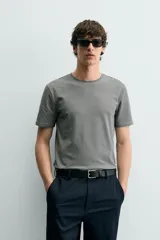 Camiseta de corte ajustado confeccionada en tejido de algodón con elasticidad, cuello redondo y manga corta.