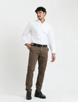 Camisa de tejido Oxford con cuello button-down, manga larga y bolsillo frontal. Presenta botones al tono y un corte clásico.