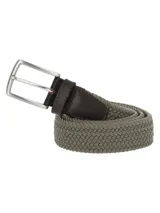 Cinturón informal de tejido trenzado elástico en color taupe, con terminaciones en cuero marrón oscuro y hebilla metálica plateada.