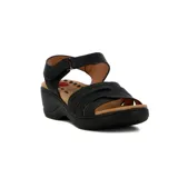 Sandalia de confort negra con tiras cruzadas, pulsera con velcro y plataforma baja.