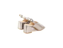 Sandalias Chérie de taco medio bloque, color plateado metalizado, con punta cuadrada, capellada envolvente y tira slingback ajustable con hebilla en el talón.