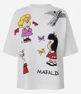 Remera de algodón con corte boxy, cuello redondo y manga corta. Presenta una estampa frontal colorida con personajes de la historieta Mafalda y elementos gráficos.
