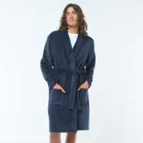 Bata azul marino de tejido polar con cuello esmoquin, mangas largas, bolsillos laterales y cinturón anudable.