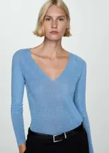 Buzo de punto fino con acabado brillante de lúrex, color azul claro, con cuello en pico y manga larga de diseño recto.