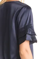 Blusa de satén color azul marino con escote en V y mangas cortas con tres capas de volados superpuestos.