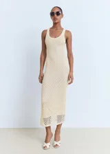 Vestido midi de crochet con diseño recto, cuello escotado y tirantes anchos. Cuenta con forro interior y tejido de punto calado.