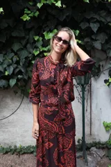 Falda larga de lino con estampado paisley en tonos marrón y naranja, diseño de corte irregular con volado en el ruedo y cierre invisible lateral.