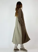 Tapado largo marrón de lana con tejido de punto acanalado, cuello con solapas y cierre con botones.