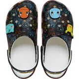 Zuecos Crocs Classic edición especial de Pokémon, color negro con estampado de personajes y Pokéballs. Incluye charms Jibbitz de Pikachu y detalles inspirados en la franquicia, con suela blanca y franja roja.
