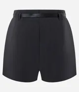 Short de sastrería marrón con corte estructurado, pinzas delanteras y diseño mini, de la marca Blue Steel. Incluye un cinturón negro delgado con hebilla metálica.