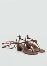 Sandalias de tacón bloque color marrón, con diseño de tiras para atar al tobillo, puntera abierta y cierre con hebilla.