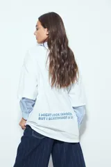 Remerón de manga corta con calce amplio y estética urbana, confeccionado con proceso de lavado que le otorga un efecto desgastado. Presenta una estampa gráfica frontal de un oso de goma en color verde.