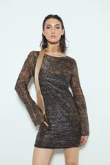 Vestido corto de manga larga, escote redondo y calce ajustado. Confeccionado en tejido liviano con estampado tipo damasco o paisley en tonos negro, marrón y dorado/plateado brillante.