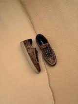 Zapatillas deportivas Santorini con estampado animal print, confeccionadas en cuero.