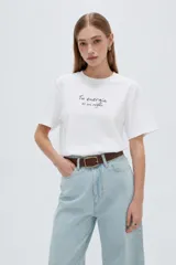 Remera de manga corta blanca con cuello redondo a la base y estampado tipográfico negro en el pecho que dice "Tu energía es un regalo".