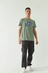 Pantalón cargo para hombre color gris oscuro, de corte recto, con múltiples bolsillos y logo metálico.