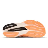 Zapatillas de running New Balance FuelCell SC Elite v4, diseñadas para carreras de alto rendimiento. Parte superior de malla blanca con detalles en naranja y logo "N" en negro. Entresuela FuelCell con placa de fibra de carbono y tecnología Energy Arc.