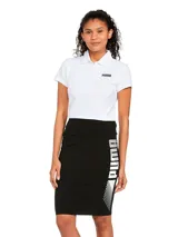 Pollera deportiva Puma Ess Graphic Skirt color negro, con diseño ajustado y el logo de la marca estampado en blanco en el lateral.