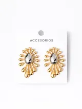 Aros colgantes dorados con forma de flor y centro de piedra facetada color gris.