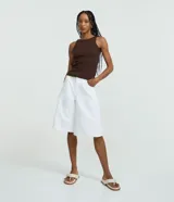 Musculosa básica femenina de Blue Steel confeccionada en tejido rib acanalado de algodón, con cuello redondo y diseño ajustado.