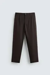 Pantalón straight fit de corte recto, confeccionado en tejido elástico color marrón oscuro. Presenta cintura con elástico, pliegues frontales, bolsillos laterales y bolsillos traseros de vivo con botón. Cierre frontal con cremallera y botón.