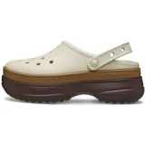 Zueco Crocs Classic Stacked con plataforma, color beige con base marrón y suela marrón oscuro.
