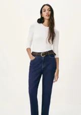 Camiseta de manga larga ajustada al cuerpo, color blanco, con cuello redondo.