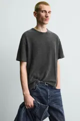 Camiseta de punto relaxed fit de algodón color bordó con efecto lavado, cuello redondo y manga corta.