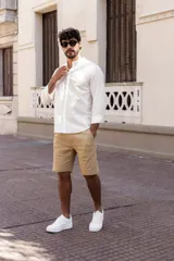 Camisa de manga larga con cuello mao, confeccionada en una mezcla de algodón y lino. Presenta un diseño liso con cierre frontal de botones.