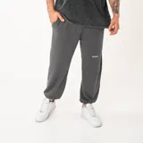 Pantalón de jogging negro de corte oversize, confeccionado en algodón con felpa interior. Presenta bordado con la frase 'JUST BEGIN' en la parte inferior de la pierna derecha y detalle bordado en la pierna izquierda.
