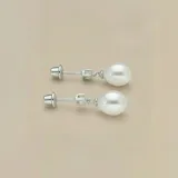 Par de caravanas de plata 925 con perlas de río blancas y circonias cúbicas transparentes.