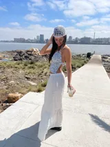 Falda larga negra de corte amplio con volados en el ruedo.