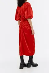 Vestido midi color rojo con escote en V, mangas cortas abullonadas y frunces en la parte delantera.