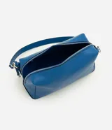 Bolso tipo shoulder de diseño rectangular estructurado en color azul. Cuenta con cierre metálico superior, herrajes plateados y correa larga ajustable y removible.