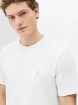 Remera de cuello redondo Tommy Hilfiger, confeccionada en puro algodón, con corte regular y monograma TH bordado a contraste en el pecho.